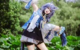 出门前打扮一番却只为了买一瓶水