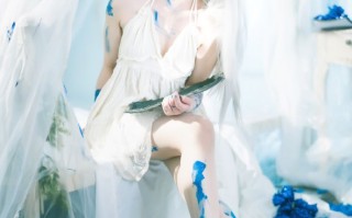 在我荒瘠的土地上，你是最后的玫瑰。