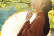 三月三日天气新，长安水边多丽人。